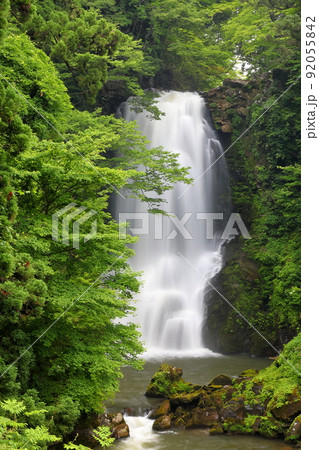 秋田県にかほ市象潟町小滝　観瀑台から奈曽の白瀑谷（白滝）スローシャッター撮影 92055842