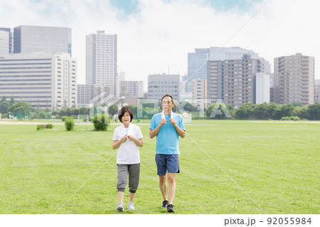 シニア夫婦　運動イメージ 92055984
