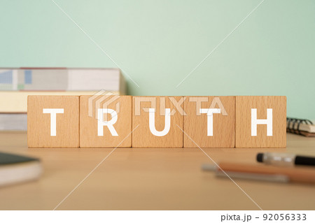 真実・事実のイメージ|「TRUTH」と書かれたブロックが置かれたデスク 真実・事実のイメージ|「TRUTH」と書かれたブロックが置かれたデスク 92056333