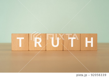 真実・事実のイメージ｜「TRUTH」と書かれたブロック 92056339