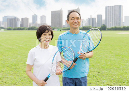 シニア夫婦　テニスイメージ 92056539