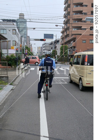 自転車で移動する警官 92057097