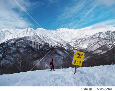 白馬岩岳スノーフィールド 白馬連峰を背景に最上級コースを滑る 白馬岩岳スノーフィールド 白馬連峰を背景に最上級コースを滑る 92057208