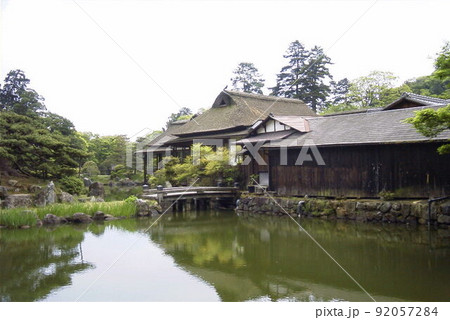 滋賀県彦根市にあり彦根藩主、井伊直興が建立した二の丸御殿で槻御殿や大池泉回遊式の庭園になった楽々園 92057284