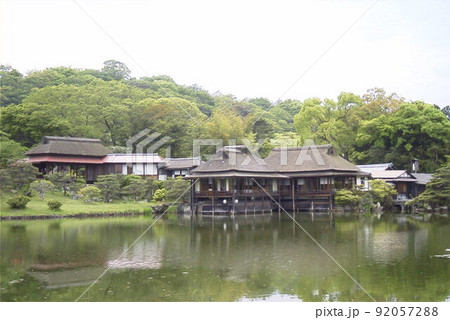 滋賀県彦根市にあり彦根藩主、井伊直興が建立した二の丸御殿で槻御殿や大池泉回遊式の庭園になった楽々園 滋賀県彦根市にあり彦根藩主、井伊直興が建立した二の丸御殿で槻御殿や大池泉回遊式の庭園になった楽々園 92057288
