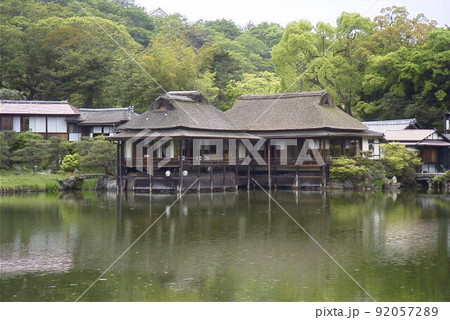 滋賀県彦根市にあり彦根藩主、井伊直興が建立した二の丸御殿で槻御殿や大池泉回遊式の庭園になった楽々園 92057289