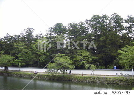 滋賀県彦根市にあり彦根藩主、井伊直興が建立した二の丸御殿で槻御殿や大池泉回遊式の庭園になった楽々園 92057293