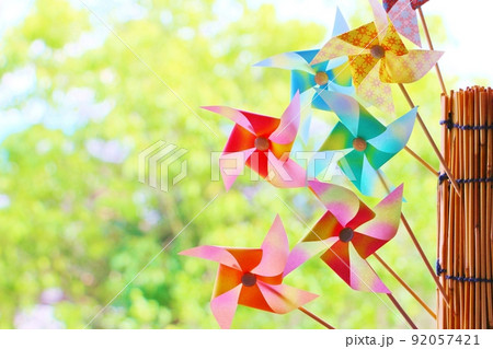 すだれに飾ったかざぐるま 92057421