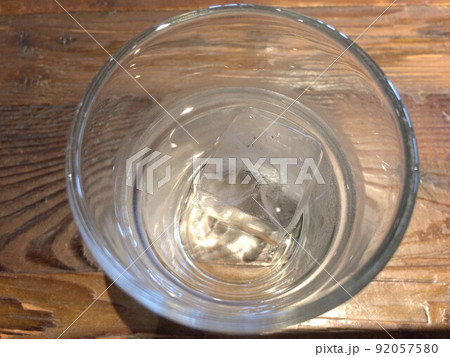 グラスに入った氷のアップ写真 グラスに入った氷のアップ写真 92057580