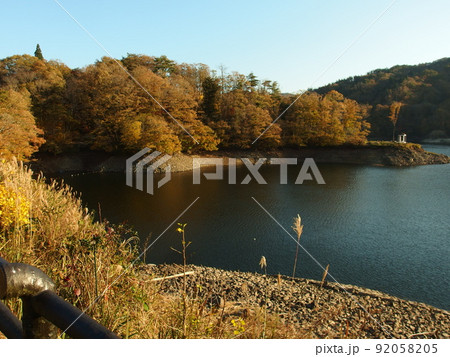 秋の三河湖の風景 92058205