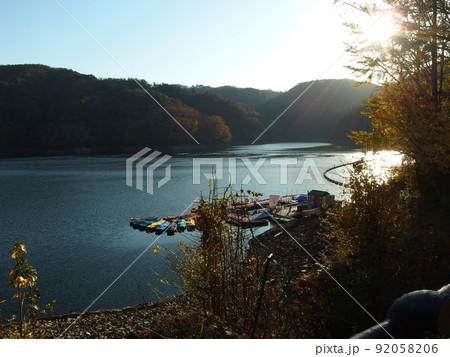 秋の三河湖の風景 92058206