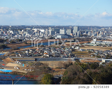 野見山展望台から見た豊田市街地と矢作川の風景 92058389