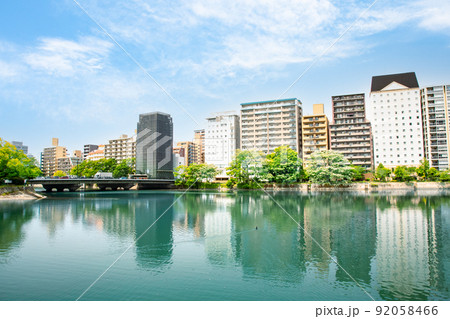 広島駅南口側、京橋川沿いのビル街です。城南通りの上柳橋が見えます。川鵜が泳いでいます。広島県 広島駅南口側、京橋川沿いのビル街です。城南通りの上柳橋が見えます。川鵜が泳いでいます。広島県 92058466