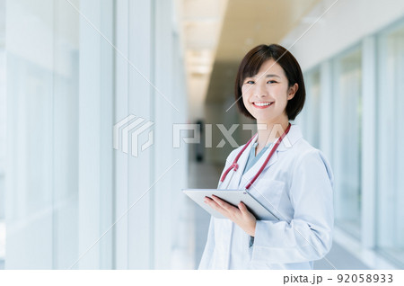 廊下を歩く女性医師 92058933