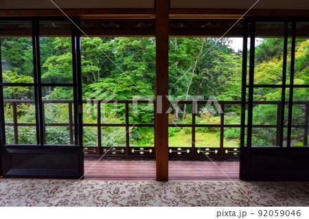 屋敷の窓から眺める夏の風景 92059046