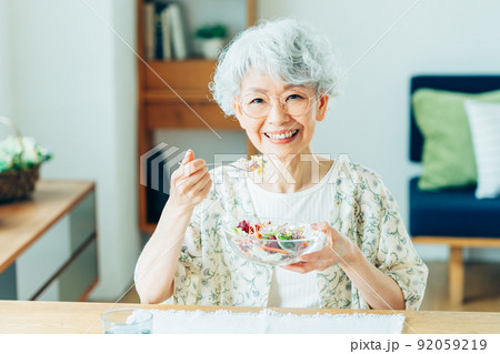 サラダを食べるシニアの女性　 92059219