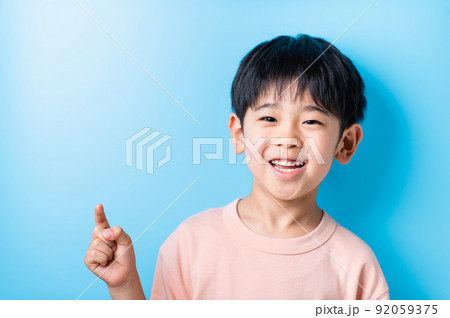 笑顔の男の子　指差し 92059375