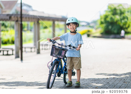 公園で自電車に乗る男の子 92059376