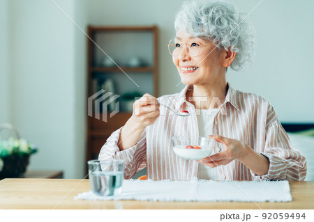 ヨーグルトを食べるシニアの女性 92059494