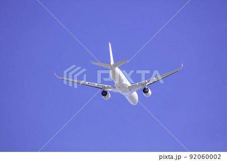 雲一つない青空へ離陸する飛行機 エアバスA350-900 雲一つない青空へ離陸する飛行機 エアバスA350-900 92060002