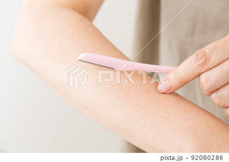 腕の毛を剃るミドル女性 92060286