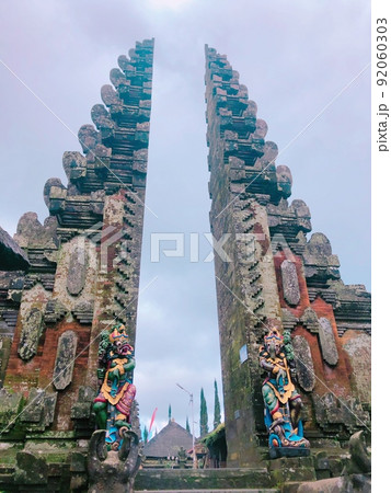 バリの寺院の割れ門 92060303