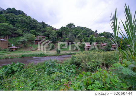 タイ北部のサパン渓谷リゾートの川沿いの風景 タイ北部のサパン渓谷リゾートの川沿いの風景 92060444
