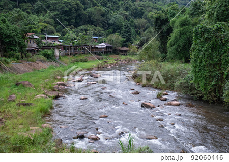 タイ北部のサパン渓谷リゾートの川沿いの風景 92060446