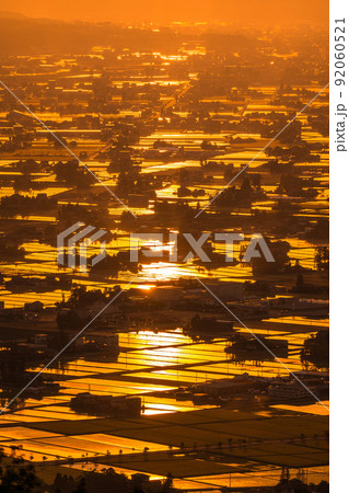 《富山県》水鏡の田園風景・散居村展望広場の夕暮れ 92060521