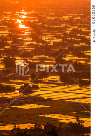 《富山県》水鏡の田園風景・散居村展望広場の夕暮れ 92060569