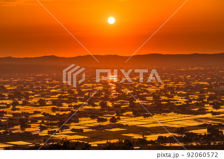 《富山県》水鏡の田園風景・散居村展望広場の夕暮れ 《富山県》水鏡の田園風景・散居村展望広場の夕暮れ 92060572