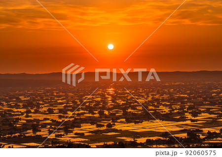 《富山県》水鏡の田園風景・散居村展望広場の夕暮れ 92060575