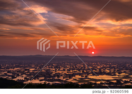 《富山県》水鏡の田園風景・散居村展望広場の夕暮れ 92060596
