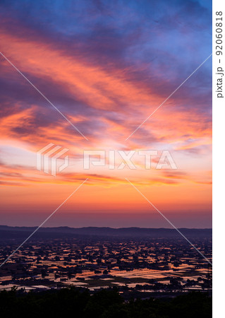 《富山県》水鏡の田園風景・散居村展望広場の夕暮れ 92060818