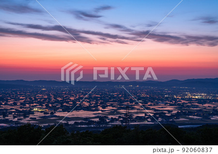 《富山県》水鏡の田園風景・散居村展望広場の夕暮れ 92060837
