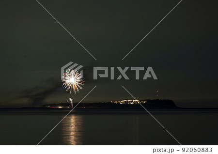 伊東港から見た初島の花火 92060883