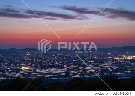 《富山県》水鏡の田園風景・散居村展望広場の夕暮れ 92061054