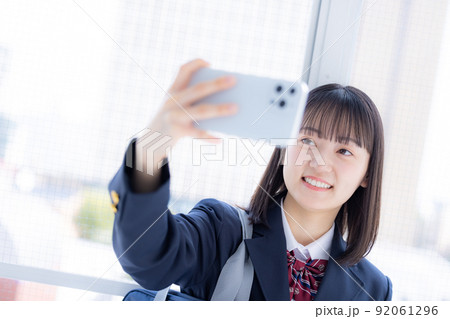 スマホで自撮りをする女子高校生 92061296
