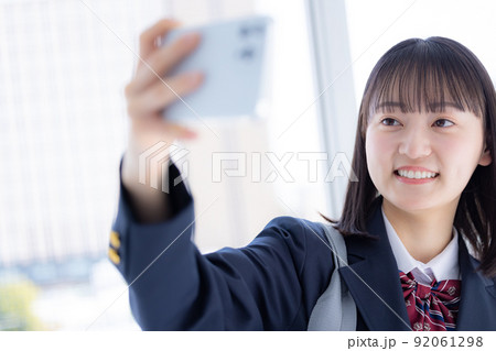 スマホで自撮りをする女子高校生 スマホで自撮りをする女子高校生 92061298