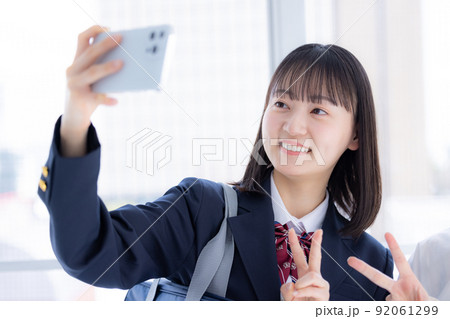 スマホで自撮りをする女子高校生 92061299