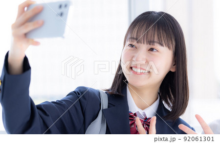 スマホで自撮りをする女子高校生 スマホで自撮りをする女子高校生 92061301