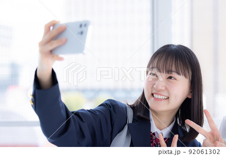 スマホで自撮りをする女子高校生 スマホで自撮りをする女子高校生 92061302