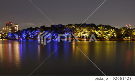 ロシアのウクライナ軍事侵攻に抗議してウクライナの国旗の色にライトアップされた大濠公園 92061428