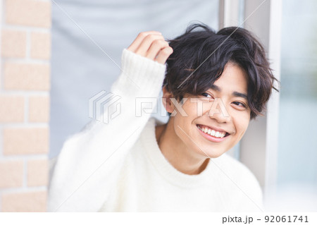 若い男性　ヘアスタイル　 92061741