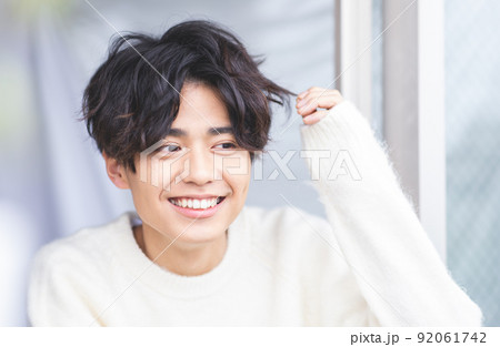 若い男性　ヘアスタイル　ビューティー 92061742