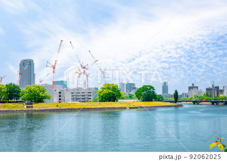 本川沿いの広島市中央公園と建設中のサッカースタジアムの建設風景です。リーガロイヤルホテルが見えます。 92062025