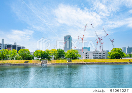 本川沿いの広島市中央公園と建設中のサッカースタジアムの建設風景です。リーガロイヤルホテルが見えます。 92062027