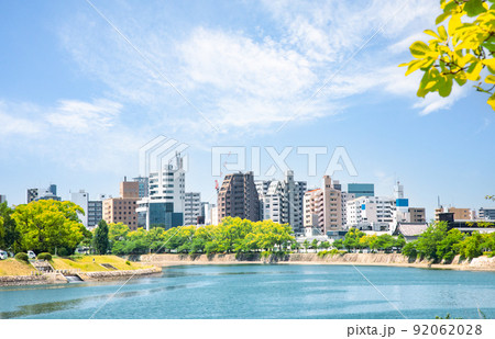 城南通りに架かる空鞘橋と紙屋町、十日市町、中央公園などが見えます。下流域に平和記念公園があります。 92062028
