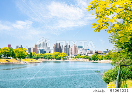 城南通りに架かる空鞘橋と紙屋町、十日市町、中央公園などが見えます。下流域に平和記念公園があります。 92062031