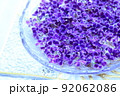 ガラスの器とデュランタの花びら 92062086